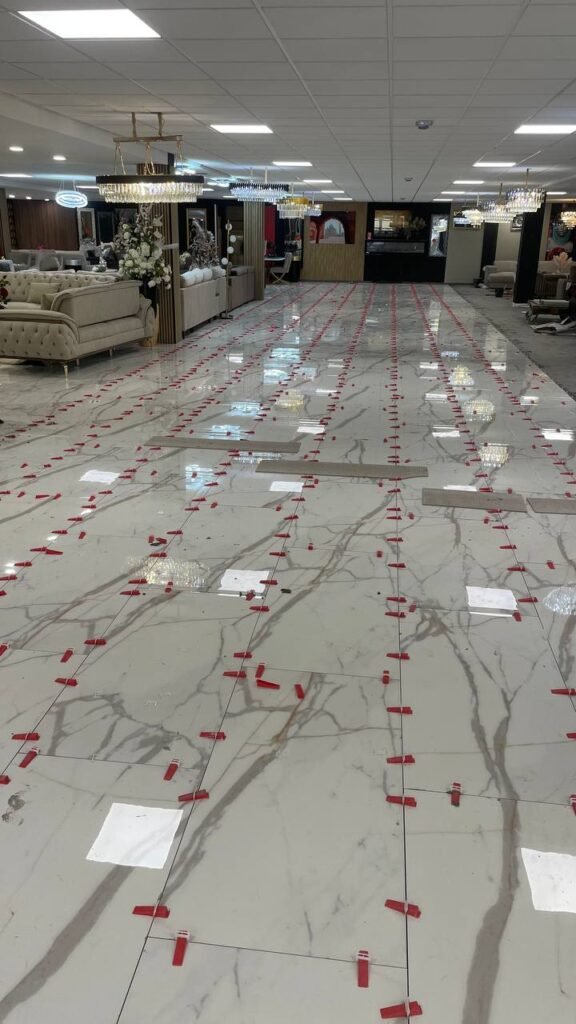 Tegelzetter verzorgt complete tegelrenovatie in woning