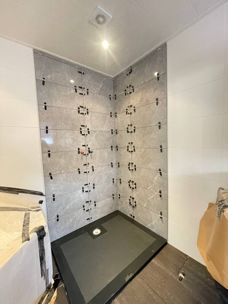 Loodgieter bezig met badkamer renovatie en installatie van nieuwe leidingen