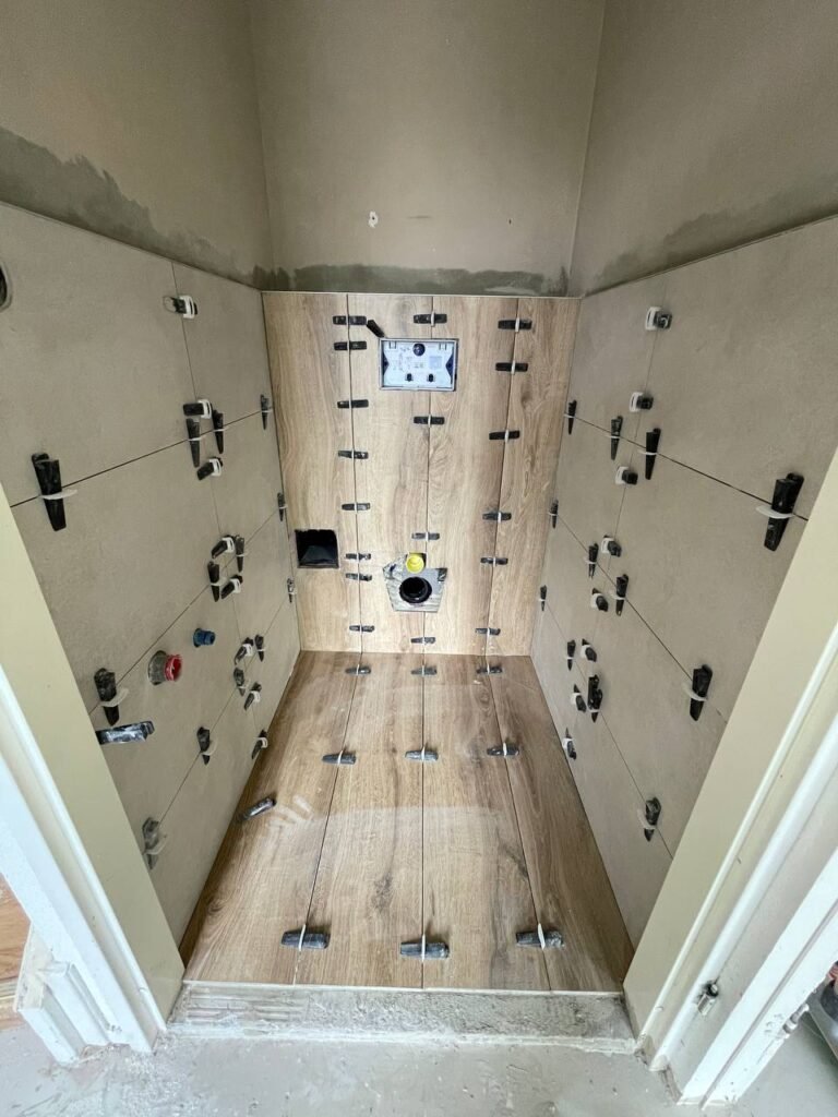 Loodgieter bezig met badkamer renovatie en installatie van nieuwe leidingen